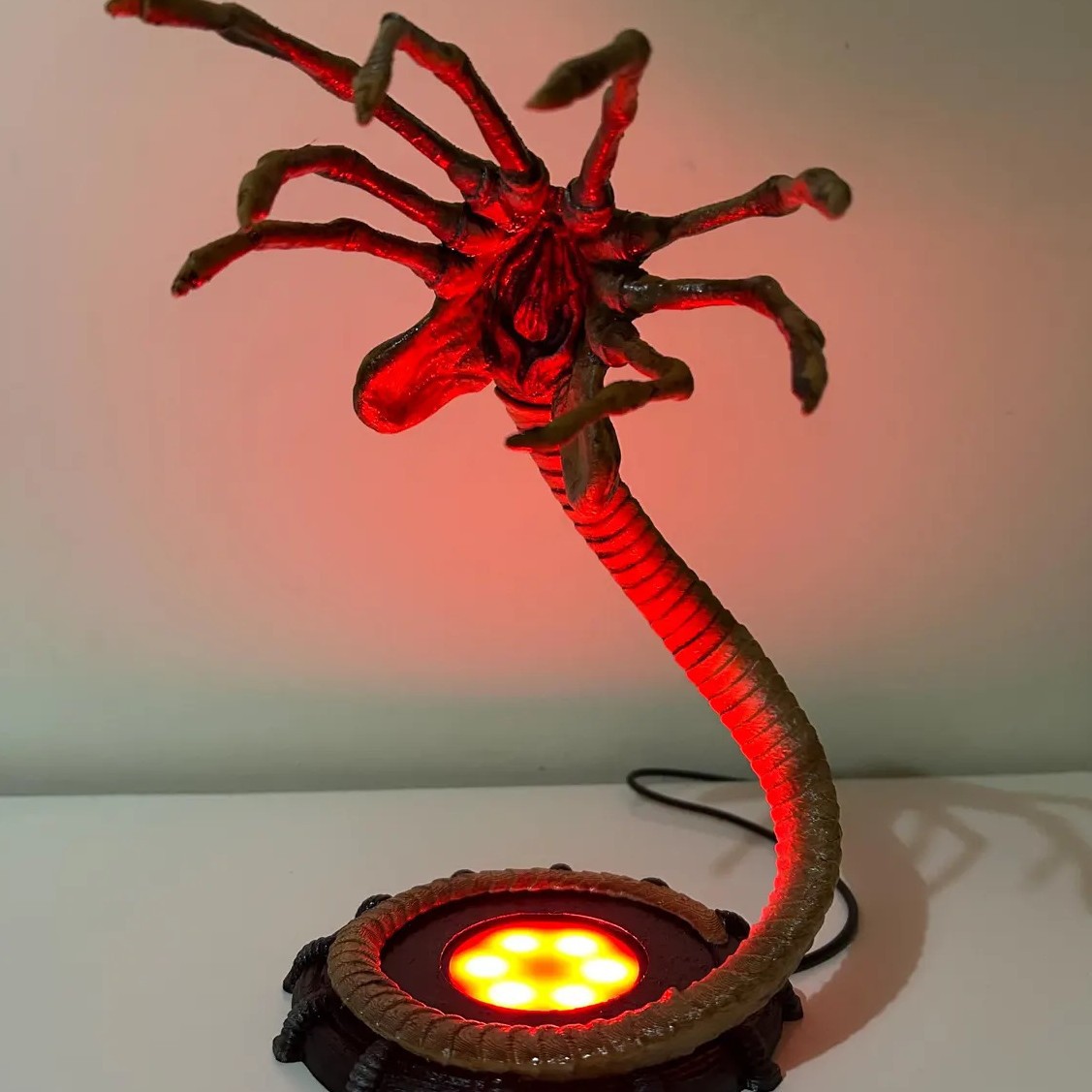 Lámpara Alien Facehugger, Luz  - Neon Sign Party reseña y precio